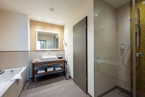 Suite Standard | Bagno | Set di cortesia gratuito, asciugacapelli, accappatoio, pantofole
