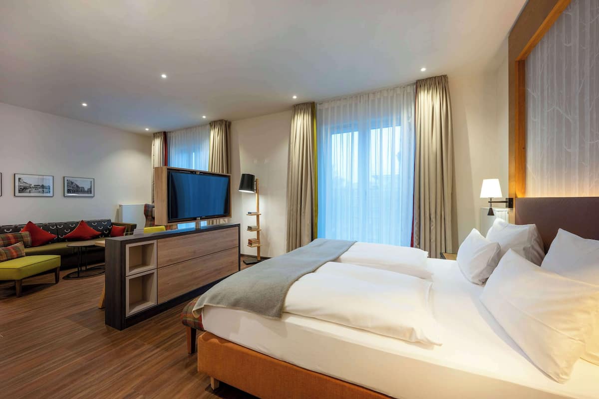 standard studio, 1 king bed, kitchen (cozy sitting corner) | hypo-allergenic bedding, in-room safe, individually furnished, desk