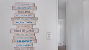 Una pared con letreros de madera que contienen frases motivacionales.