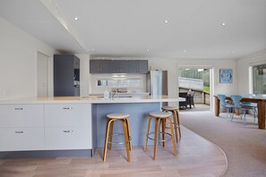 Kühlschrank, Geschirrspüler, Toaster, Kochgeschirr/Geschirr/Besteck