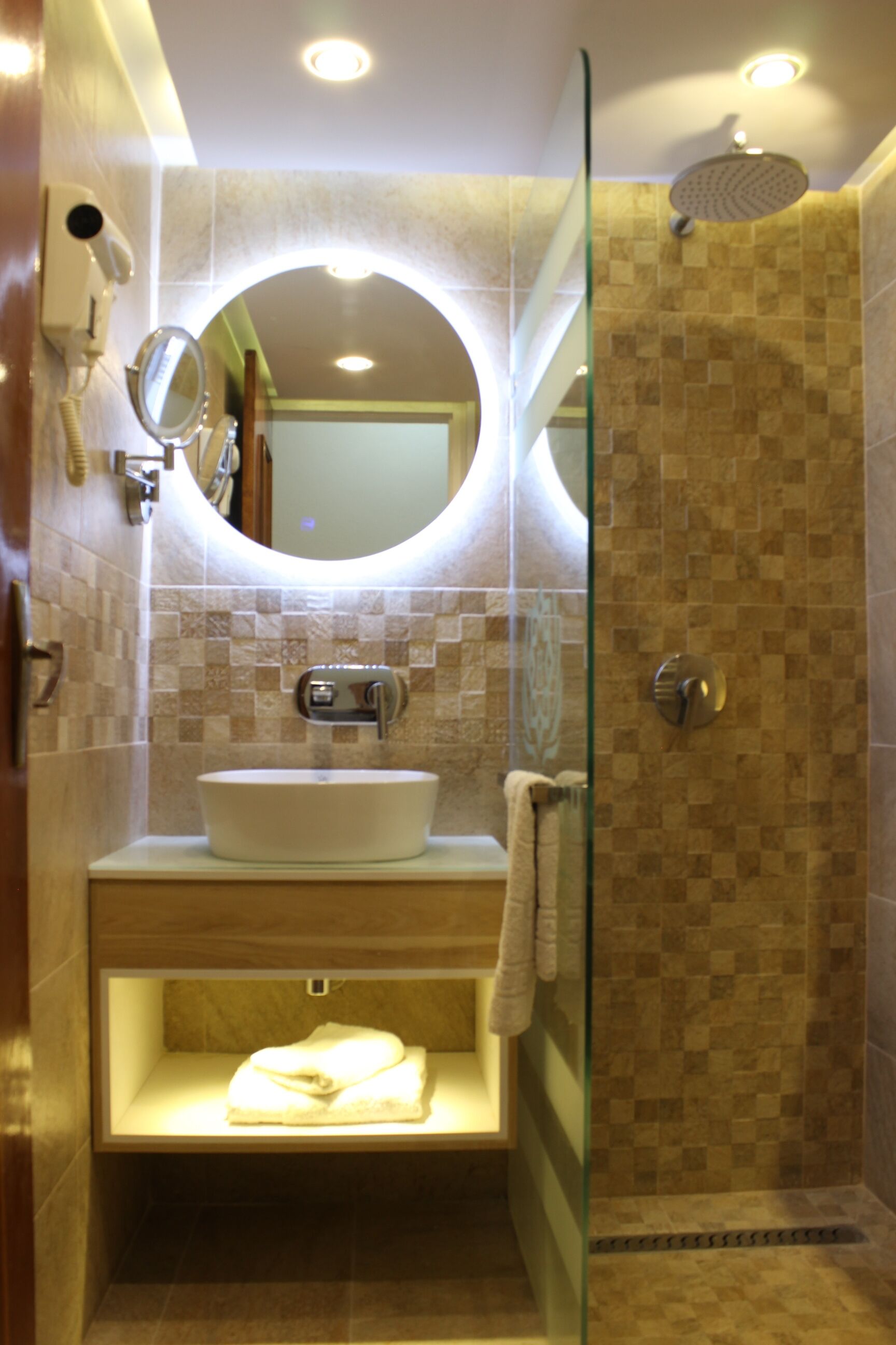City Single Room | Bathroom | Shower, rainfall showerhead, towels, soap