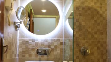 City Single Room | Bathroom | Shower, rainfall showerhead, towels, soap