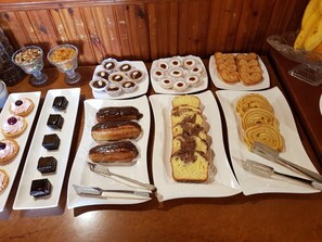 Free daily buffet breakfast  - Hotel el Hayat (Batna)