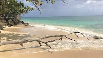 在海滩、沙滩椅、沙滩毛巾