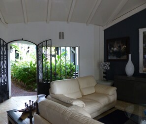 Interior - The hummingbird patio, original villa by the sea (Sainte-Luce)