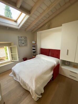 3 slaapkamers, een strijkplank/strijkijzer, gratis wifi, beddengoed