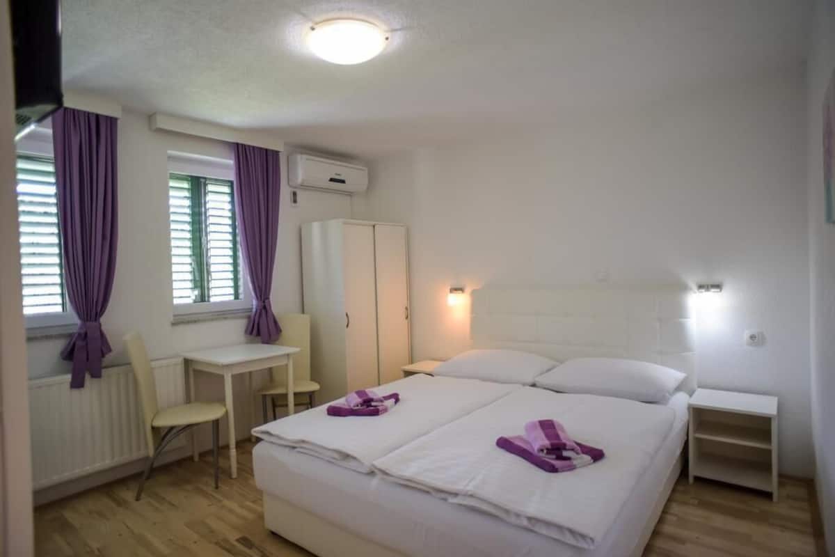 Economy Room | In-room safe, desk, soundproofing, free WiFi