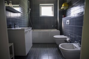 Suite estudio | Baño | Ducha, artículos de higiene personal gratuitos y secador de pelo