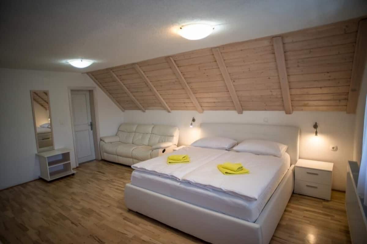 Safe på rommet, skrivebord, lydisolert og wi-fi (inkludert)