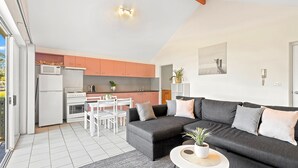 Eine moderne Wohnung mit Küche, Essbereich und Wohnzimmer.