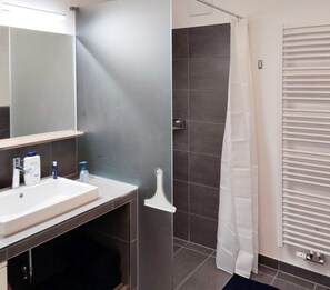 Baignoire, sèche-cheveux, serviettes fournies, savon