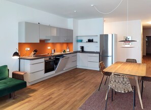 Fridge, oven, stovetop, dishwasher
