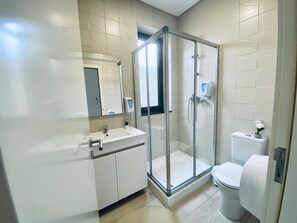 Eenvoudige slaapzaal, alleen voor mannen | Badkamer | Een douche, een haardroger, handdoeken, zeep