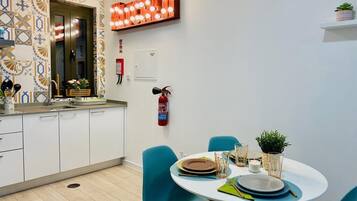 Kjøleskap på fellesområdet og mikrobølgeovn på fellesområdet