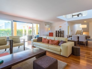 TV - Luxury Lisbon Coast Villa | 4 Bedrooms | Villa Belga Queen | Private Swimming Pool & Games Room | Cascais (Cascais)
