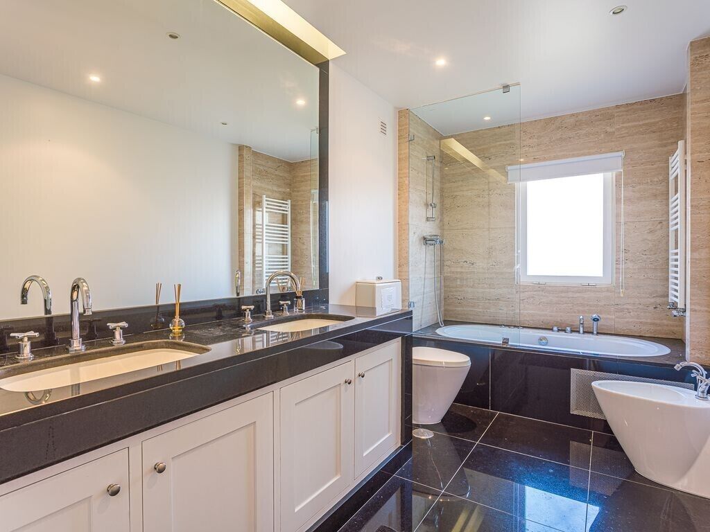 Bathtub, towels