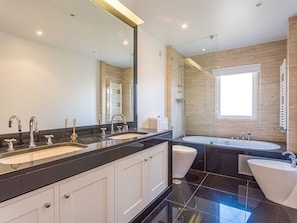 Bathtub, towels - Luxury Lisbon Coast Villa | 4 Bedrooms | Villa Belga Queen | Private Swimming Pool & Games Room | Cascais (Cascais)