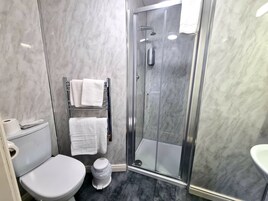 Quarto família | Banheiro | Chuveiro, toalhas de banho