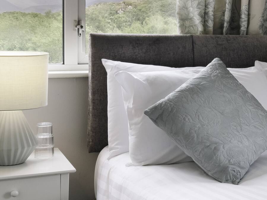 Iron/ironing board, bed sheets