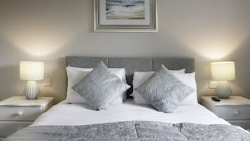 Habitación doble, 1 cama matrimonial | Tabla de planchar con plancha y ropa de cama