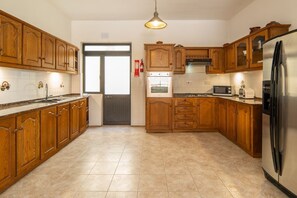 Refrigerador, horno, parrilla de estufa y lavavajillas