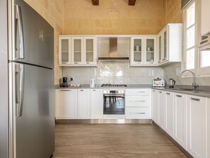 Frigorifero, microonde, forno, piano cottura