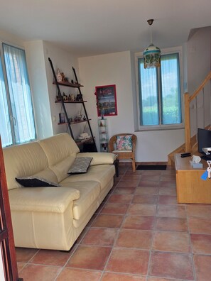 Télévision, lecteur de DVD, table de tennis de table, livres