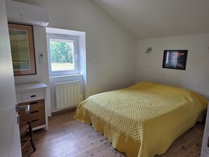 2 slaapkamers, een strijkplank/strijkijzer, reisbedje, gratis wifi
