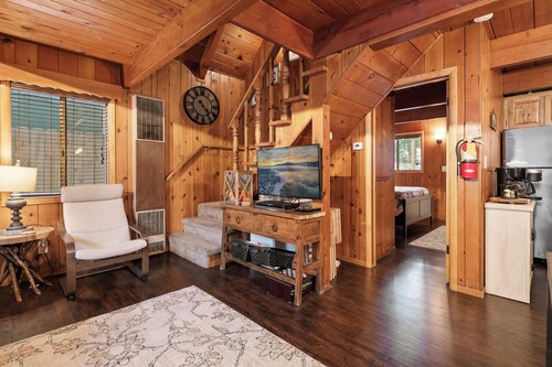 Shady Pines Cottage - Cute Cottage, Fireplace, Deck, Barbecue