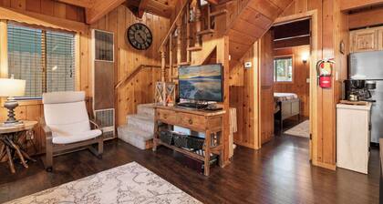 Shady Pines Cottage - Cute Cottage, Fireplace, Deck, Barbecue