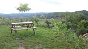 Outdoor dining - Beautiful newly built house with private pool in the Ardèche (Chassagnes)