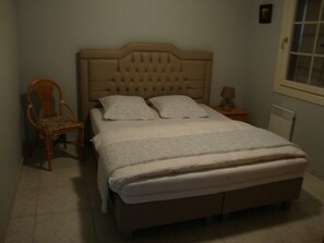 3 slaapkamers, een strijkplank/strijkijzer, reisbedje, gratis wifi