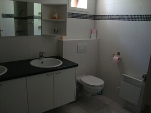 Een douche, handdoeken