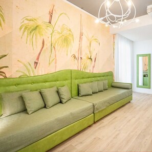 ห้องพักสำหรับสี่ท่าน | บริเวณนั่งเล่น | ทีวีจอแบน