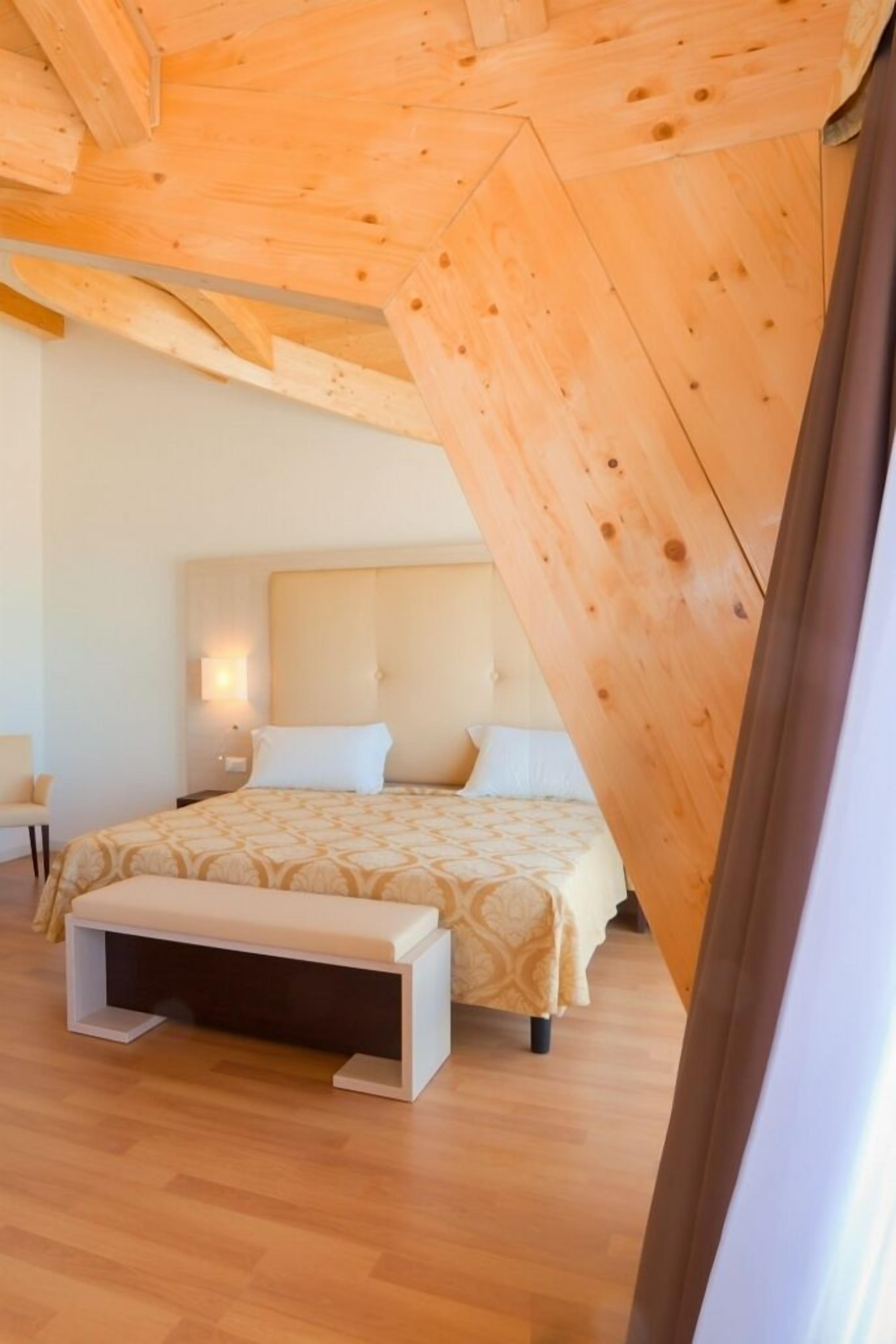 deluxe double room, partial sea view | minibar, in-room safe, desk, free wifi