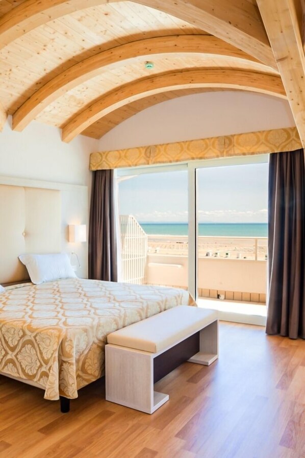 Chambre Double Deluxe, vue partielle sur la mer | Minibar, coffres-forts dans les chambres, bureau, Wi-Fi gratuit