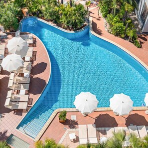 Piscine extérieure (ouverte en saison)