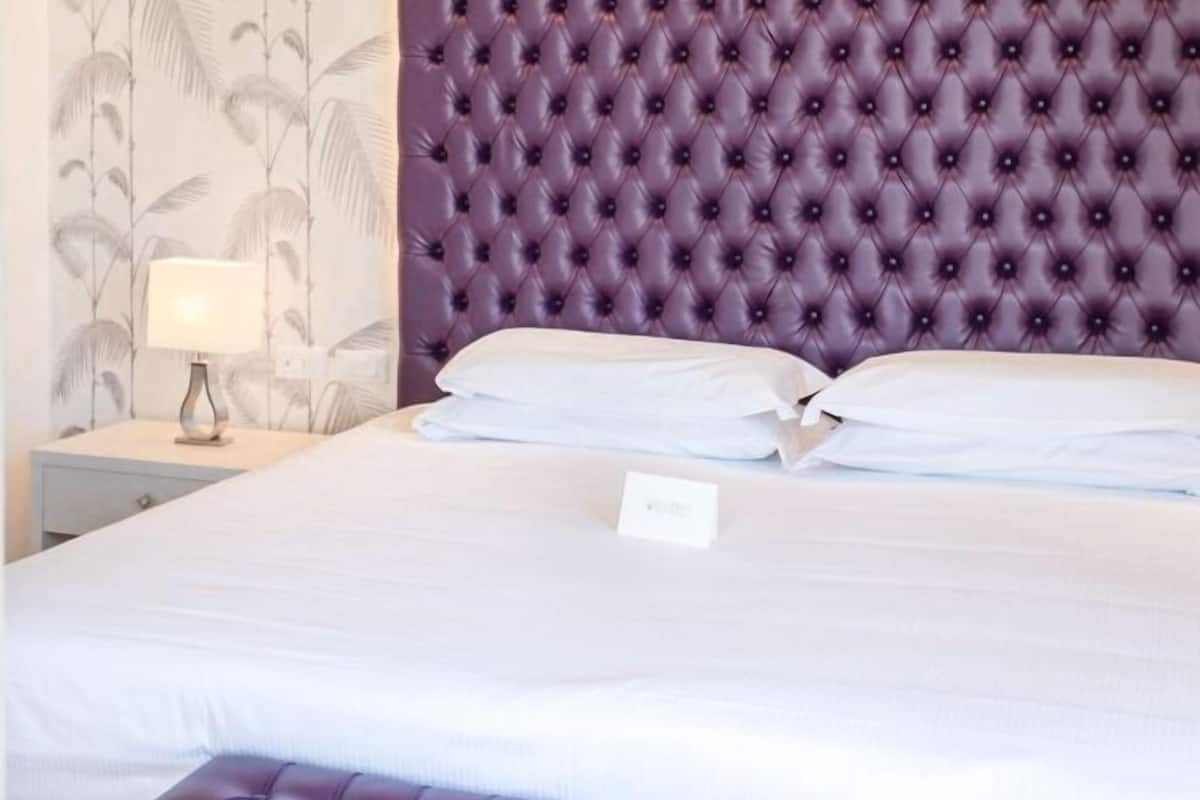 Chambre Double, vue partielle sur la mer