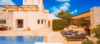 Deluxe 5 bdrm Villa w/Pool next to the beach