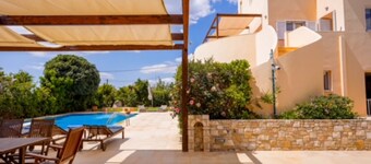 Deluxe 5 bdrm Villa w/Pool next to the beach