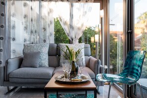 Una televisión de pantalla plana