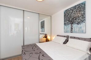 公寓 (One-Bedroom Apartment) | 1 多间卧室、熨斗/熨衣板、床单