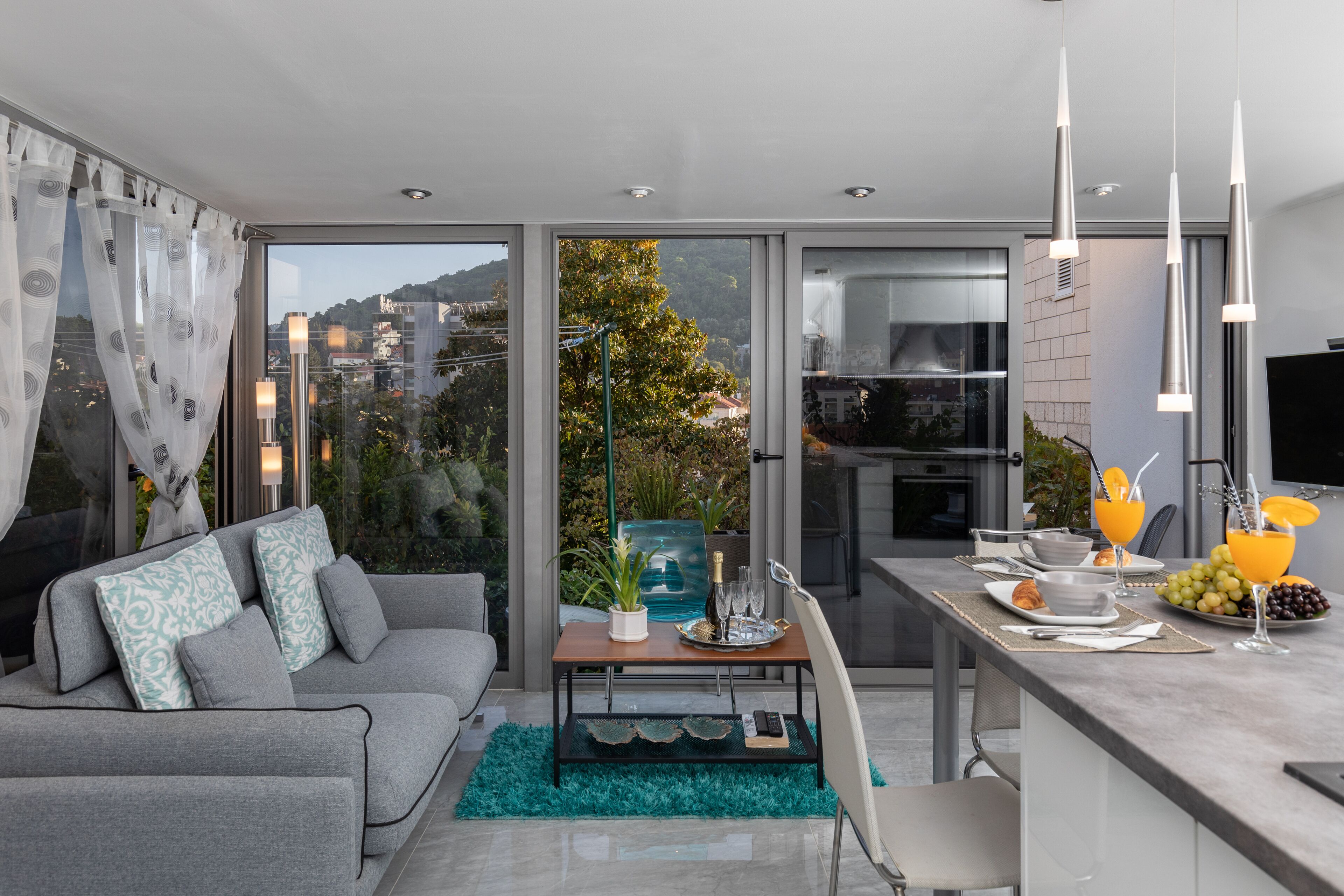 Appartement (One-Bedroom Apartment) | Salle de séjour | Télévision à écran plat