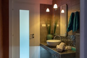 公寓 (One-Bedroom Apartment) | 浴室 | 淋浴设施、免费洗浴用品、吹风机、毛巾