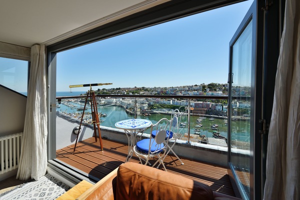 Bay View | Premium bedding, memory foam beds, laptop workspace, blackout drapes