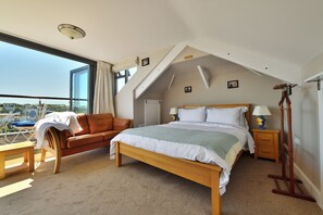 파노라믹 더블룸 | 고급 침구, 메모리폼 침대, 각각 다른 스타일의 인테리어, 각각 다르게 가구 비치