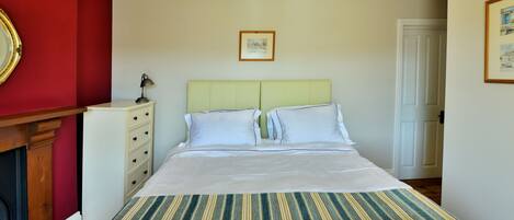 Harbour View | Premium bedding, memory foam beds, laptop workspace, blackout drapes