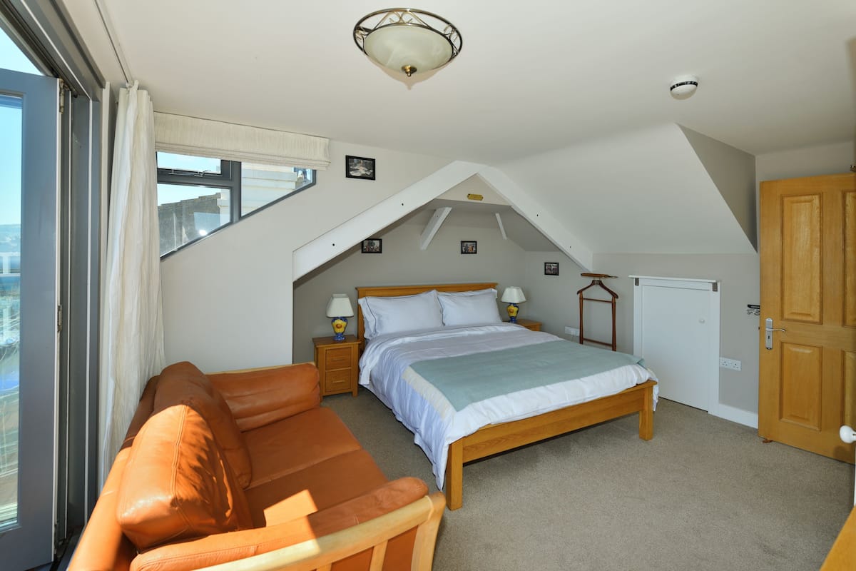 Bay View | Premium bedding, memory foam beds, laptop workspace, blackout drapes