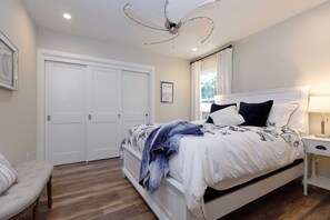 3 Schlafzimmer, Schreibtisch, Bügeleisen/Bügelbrett, Reisekinderbett