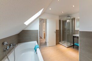 Family Studio Suite | Bathroom | Shower, free toiletries, towels